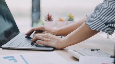 Klavyede yazan kadın