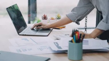 Ofiste laptopla çalışan iş ekibi.