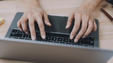 Dizüstü bilgisayar kullanan eller