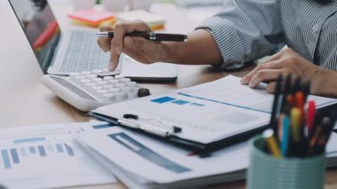 İş adamları iş planı ve mali raporları tartışıyor