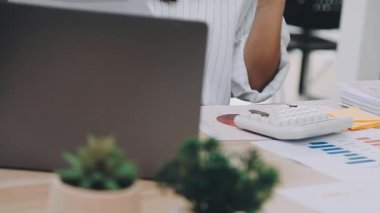 Ofiste çalışan iş kadını.