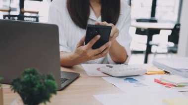 Evde tablet bilgisayarda çalışan genç bir kadın.