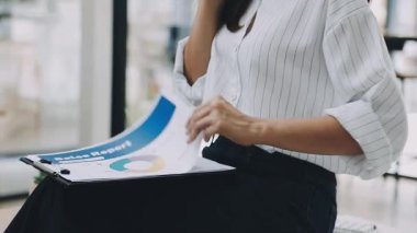 Belgeleri elinde tutan iş kadını