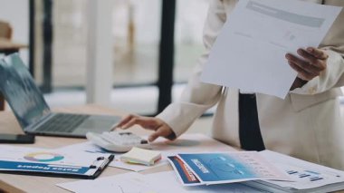 Genç bir iş kadını ev ofisinde çalışıyor.