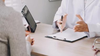 Doktor ve hasta klinikte.