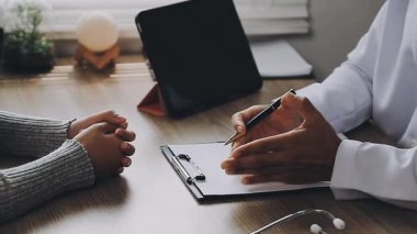 Doktor ve hasta klinikte tıbbi muayene, sağlık ve sağlık hizmetleri kavramlarını tartışıyorlar