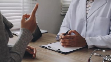 Erkek hasta doktorların erkek hastalarla konuşmalarını kapatın.