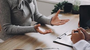 Ofisteki erkek hastaya hasta tedavisini açıklayan doktor