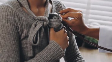 Doktor kan basıncını ölçüyor.