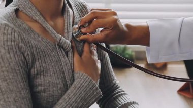 Doktor hastanede kan basıncını ölçüyor. sağlık hizmeti kavramı.
