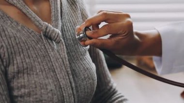 Bir doktorun elinde steteskoplu genç bir adam..