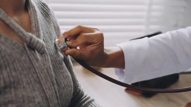 Doktor nabzını kontrol ediyor.