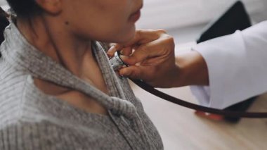 Doktor hastayı hastanede muayene ediyor.