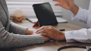 Doktor ve hasta tıbbi muayene hakkında tartışıyorlar