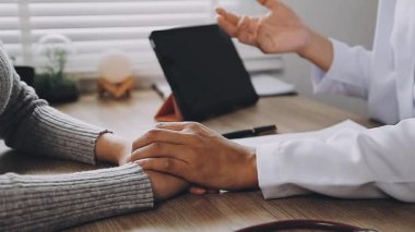 Tıbbi ilaçlarla doktorların ellerine yakından bakın..