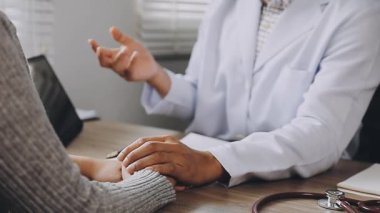 Doktor ve hasta sağlık sorunlarını klinikte tartışıyorlar