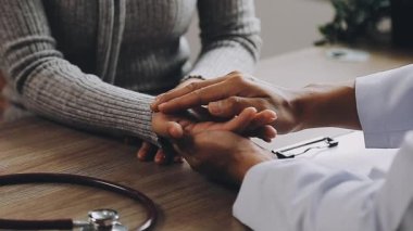 Steteskoplu bir doktora danışıyorum.