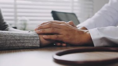 Hastanede bir doktorun elini kapatıyoruz.