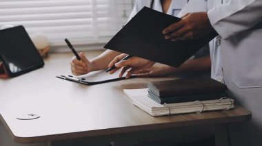 Kapat. tabletli bir doktor.