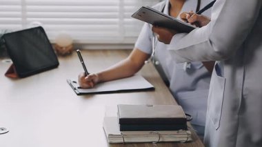 Kapalı - Tablet bilgisayar kullanan kadın doktor