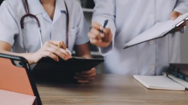 Genç bir doktor steteskopla pano tutuyor..