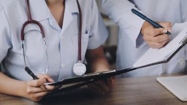 Ofiste elinde steteskop olan bir doktor.