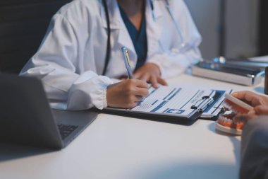 Diş sağlığı kliniğinde planlı diş tedavisi hakkında dişçi ve hasta tartışması, doktorlar konuşur ve çalışır. Sağlık Bakanlığı Tıp Konferansı Konsepti