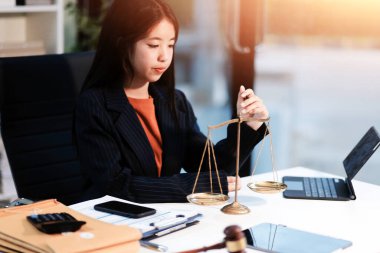 Yargıç Gavin ve Adalet Avukatları hukuk firmasının arka planında takım toplantısı yapıyorlar. Hukuk ve Hukuk Hizmetleri kavramları.