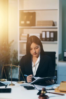 Yargıç Gavin ve Adalet Avukatları hukuk firmasının arka planında takım toplantısı yapıyorlar. Hukuk ve Hukuk Hizmetleri kavramları.