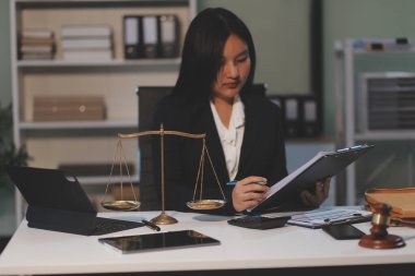 Yargıç Gavin ve Adalet Avukatları hukuk firmasının arka planında takım toplantısı yapıyorlar. Hukuk ve Hukuk Hizmetleri kavramları.