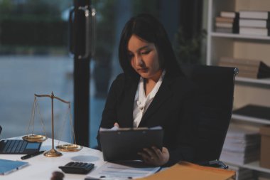 Yargıç Gavin ve Adalet Avukatları hukuk firmasının arka planında takım toplantısı yapıyorlar. Hukuk ve Hukuk Hizmetleri kavramları.