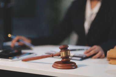 Yargıç Gavin ve Adalet Avukatları hukuk firmasının arka planında takım toplantısı yapıyorlar. Hukuk ve Hukuk Hizmetleri kavramları.