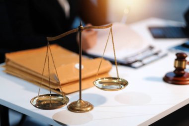 Yargıç Gavin ve Adalet Avukatları hukuk firmasının arka planında takım toplantısı yapıyorlar. Hukuk ve Hukuk Hizmetleri kavramları.