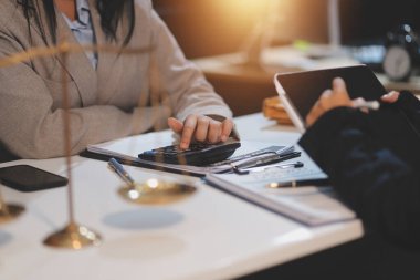 Danışmanlık ve avukatlar konferansı ve avukatlık bürosunda çalışan ve tartışan profesyonel iş adamları. Hukuk kavramları, Yargıç Tokmak adalet terazisiyle..