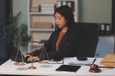 Yargıç Gavin ve Adalet Avukatları hukuk firmasının arka planında takım toplantısı yapıyorlar. Hukuk ve Hukuk Hizmetleri kavramları.