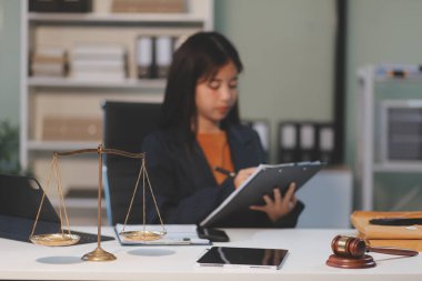 Yargıç Gavin ve Adalet Avukatları hukuk firmasının arka planında takım toplantısı yapıyorlar. Hukuk ve Hukuk Hizmetleri kavramları.