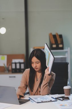 Asyalı kadınlar dizüstü bilgisayarda çalışırken streslidirler, ofiste başı ağrıyan Asyalı iş kadını, işte hasta hissederler, yer kopyalayabilirler.