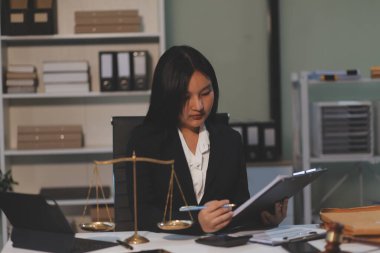 Yargıç Gavin ve Adalet Avukatları hukuk firmasının arka planında takım toplantısı yapıyorlar. Hukuk ve Hukuk Hizmetleri kavramları.