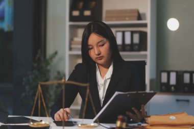 Yargıç Gavin ve Adalet Avukatları hukuk firmasının arka planında takım toplantısı yapıyorlar. Hukuk ve Hukuk Hizmetleri kavramları.