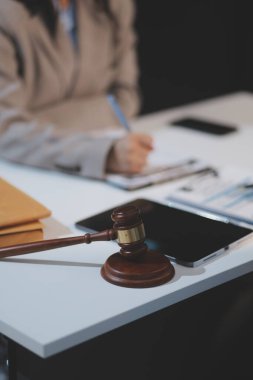 Yargıç Gavin ve Adalet Avukatları hukuk firmasının arka planında takım toplantısı yapıyorlar. Hukuk ve Hukuk Hizmetleri kavramları.