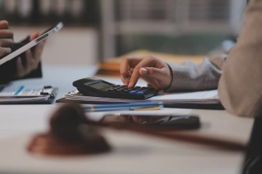 Danışmanlık ve avukatlar konferansı ve avukatlık bürosunda çalışan ve tartışan profesyonel iş adamları. Hukuk kavramları, Yargıç Tokmak adalet terazisiyle..