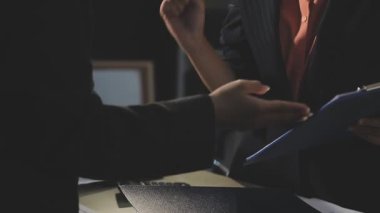 İş adamları toplantıdan sonra el sıkışıyor