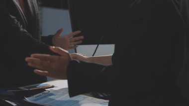 Tartışmak ve belgeleri analiz etme iş adamları