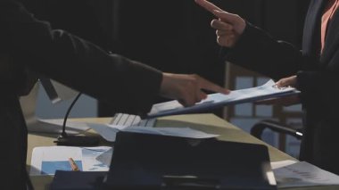 İş adamları toplandıktan sonra el sıkışıyor, işlerini bitiriyor.