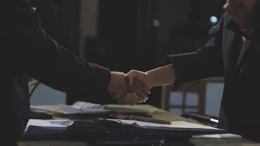 İş adamı ve iş kadını buluşmaya hazırlanıyor