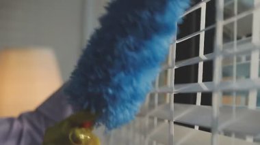 adam fırçayla pencereyi temizliyor