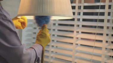 Yakın çekim - erkek elleri oturma odasında mavi eldiven tutuyor