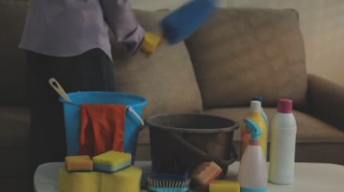 Ev hanımı mutfağı temizliyor, temizlik yapıyor.