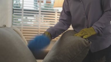 Genç adam, evde koltuk Temizleme