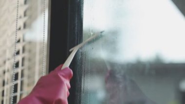 Su damlacıklarıyla el ele tutuşun.